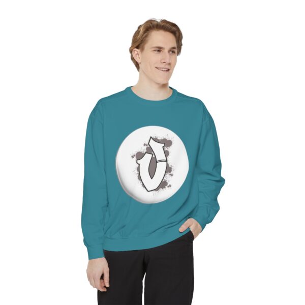 Unisex Garment-Dyed Sweatshirt with Artistic Print – Cozy and Stylish for Everyday Wear